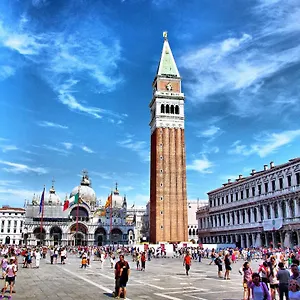 Raggio Di Sole Dietro Piazza San Marco Venise